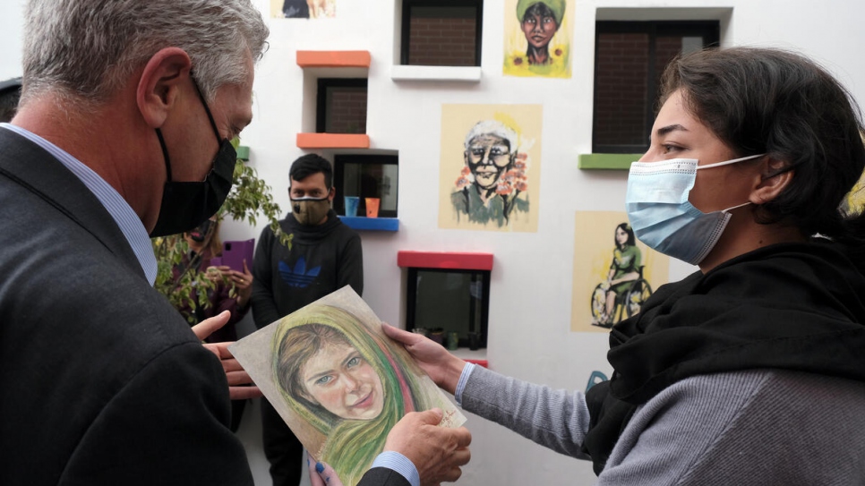 Zohra shows off her work to UN High Commissioner for Refugees Filippo Grandi during a visit to the Centre for Equality and Justice in Quito.