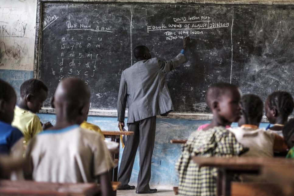 إثيوبيا: مدرس من جنوب السودان يركز على إيصال أطفاله إلى التعليم العالي. 
