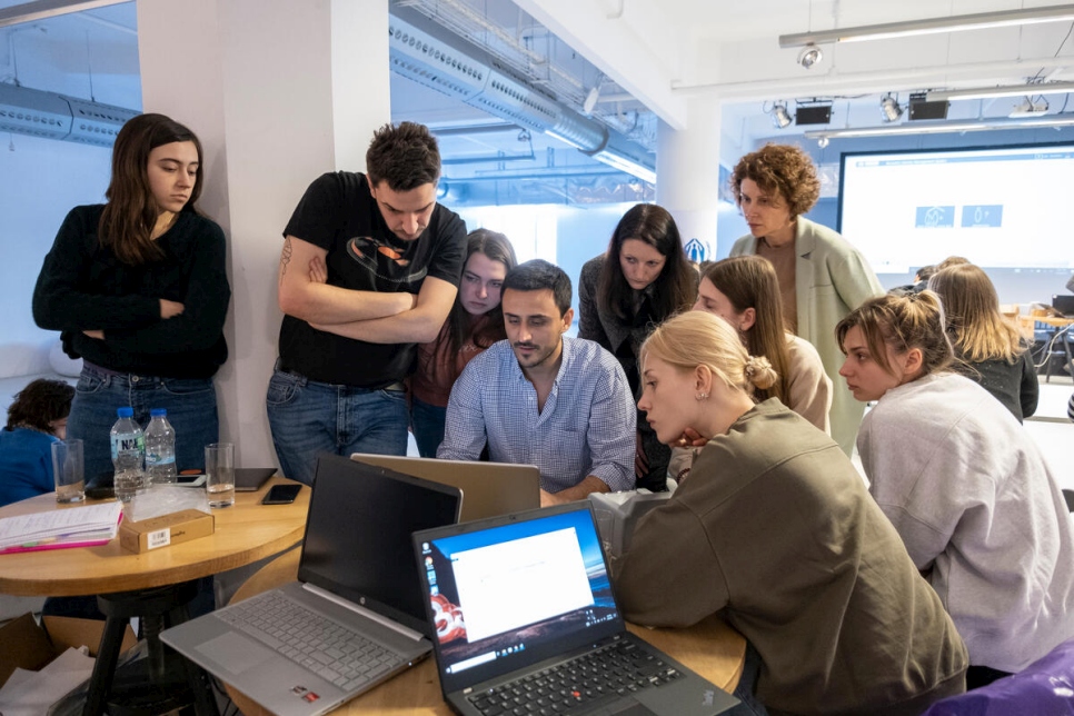 UNHCR staff member Alvaro Alabart trains staff on how to enrol refugees in the cash assistance programme. 