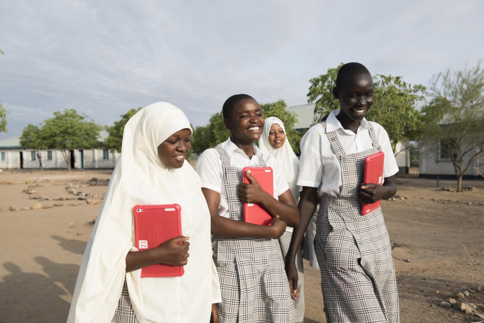 L'initiative « Instant Network Schools » de la Fondation Vodafone fournit aux écoles et aux centres communautaires une connectivité Internet, des tablettes, des batteries à énergie solaire, des réseaux satellitaires ou mobiles, des logiciels, du matériel d'apprentissage en ligne et d'autres services aux écoles et aux centres communautaires. 