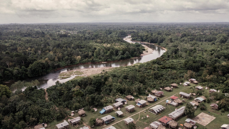 La communauté indigène Emberá-Wounaan du village de Canaan, sur la rivière Membrillo, fournit de la nourriture et un abri temporaire aux réfugiés et aux migrants qui traversent le Darien.