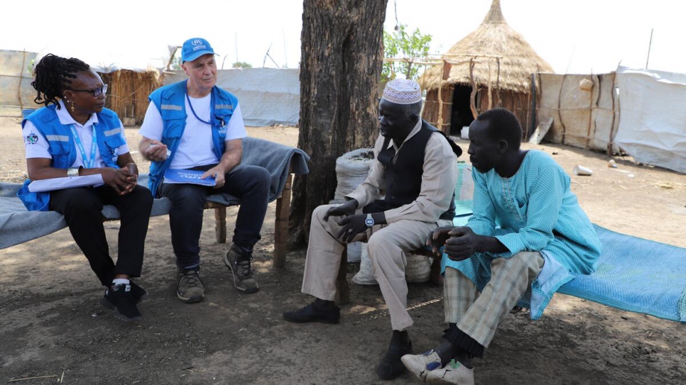 Des membres du personnel du HCR rencontrent Yahiya Shanir Adair (deuxième à droite), un père endeuillé, dans la cour de sa maison au camp de réfugiés de Doro. 