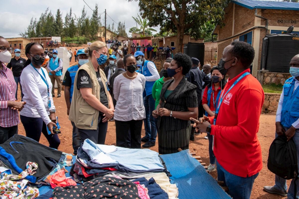 La Haut Commissaire adjointe des Nations Unies pour les réfugiés, Kelly Clements, s'entretient avec Solange Mukobwajana, une entrepreneuse réfugiée congolaise. Solange achète des vêtements d'occasion dans la ville de Huye et les vend à la communauté locale et aux réfugiés du camp de Mugombwa, au Rwanda.   