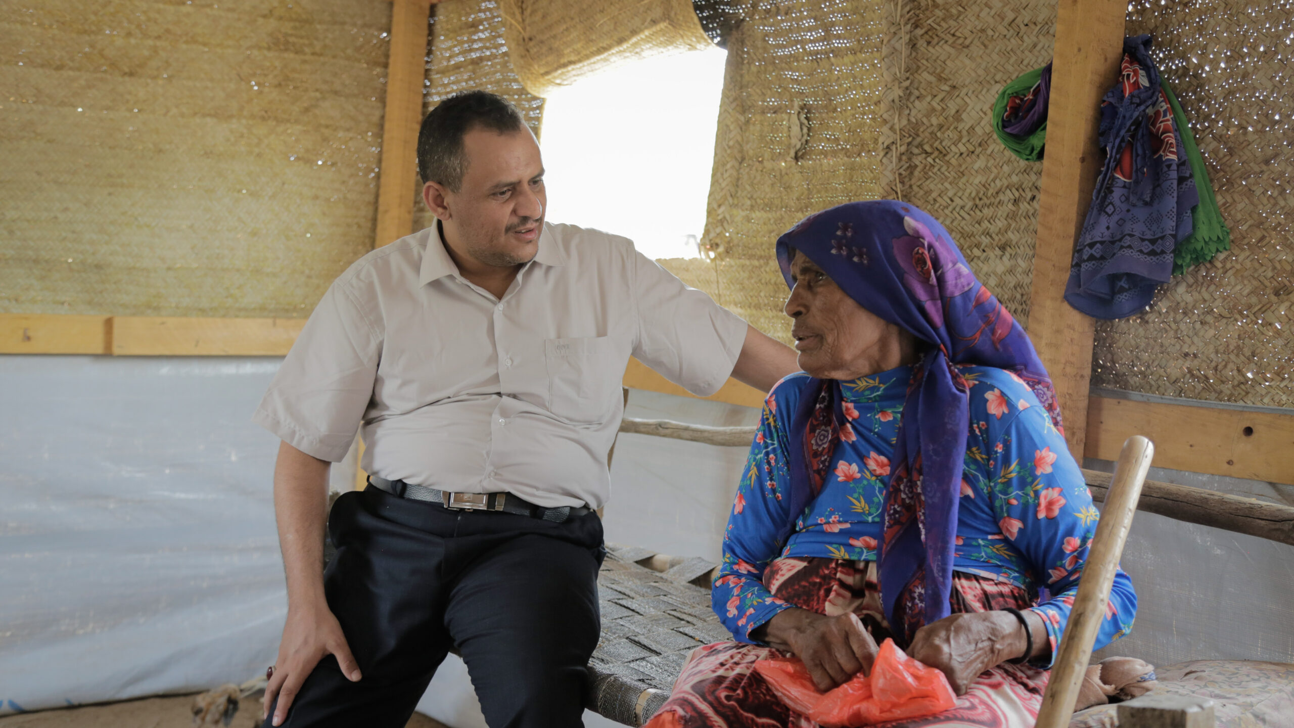 Ameen Jubran, de oprichter van Jeel Albena, ontmoet Juma’ah, die vier jaar geleden Ad Durayhimi moest ontvluchten. © UNHCR/Ahmed Haleem