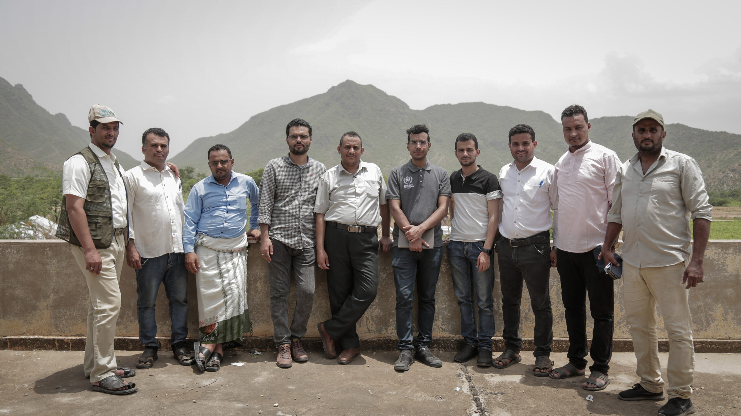 Het team van Jeel Albena met UNHCR-medewerkers in het As Sukhnah-kamp in Hodeida, Jemen. © UNHCR/Abdulhakeem Obadi