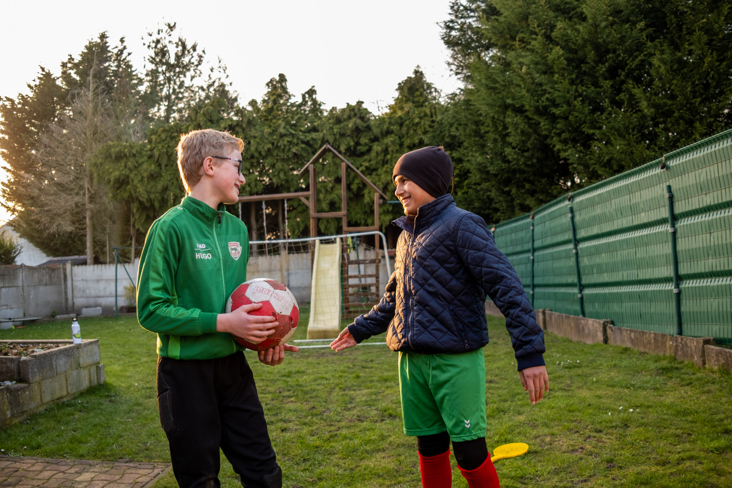 De lokale voetbalclub ontving Fares met open armen. Samen met zijn vriend Hugo droomt hij van een carrière als Rode Duivel. © Caritas/Isabel Corthier