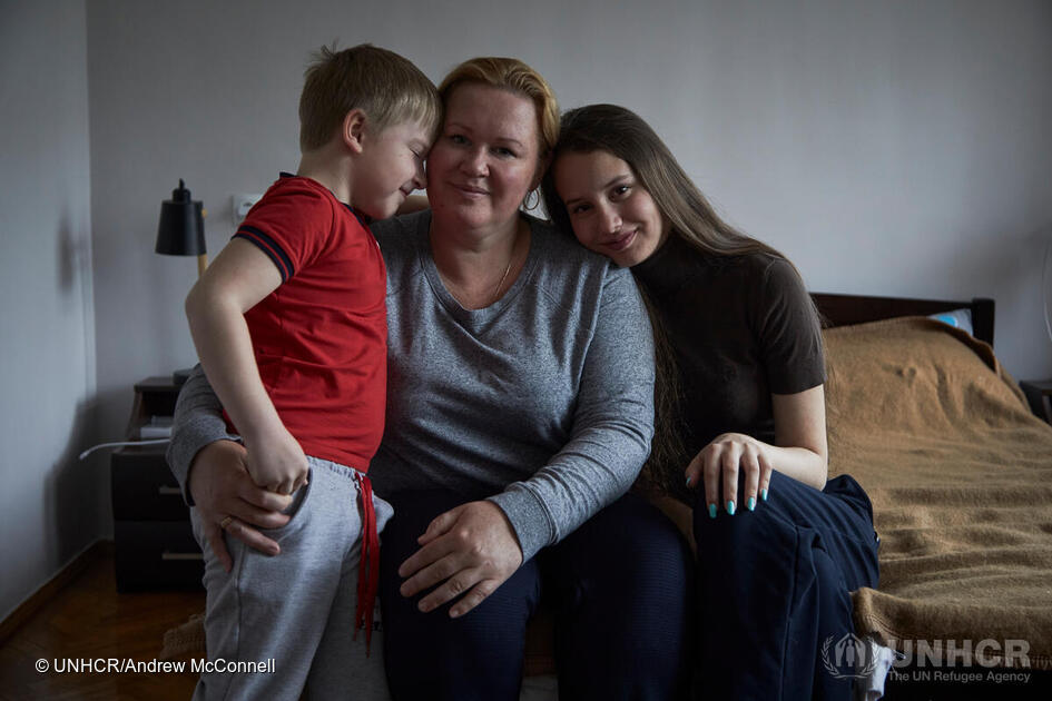 Daria met haar moeder Olga, 42 jaar oud, en haar jongere broer Sergey, 7 jaar oud, in de slaapkamer van hun onderkomen.