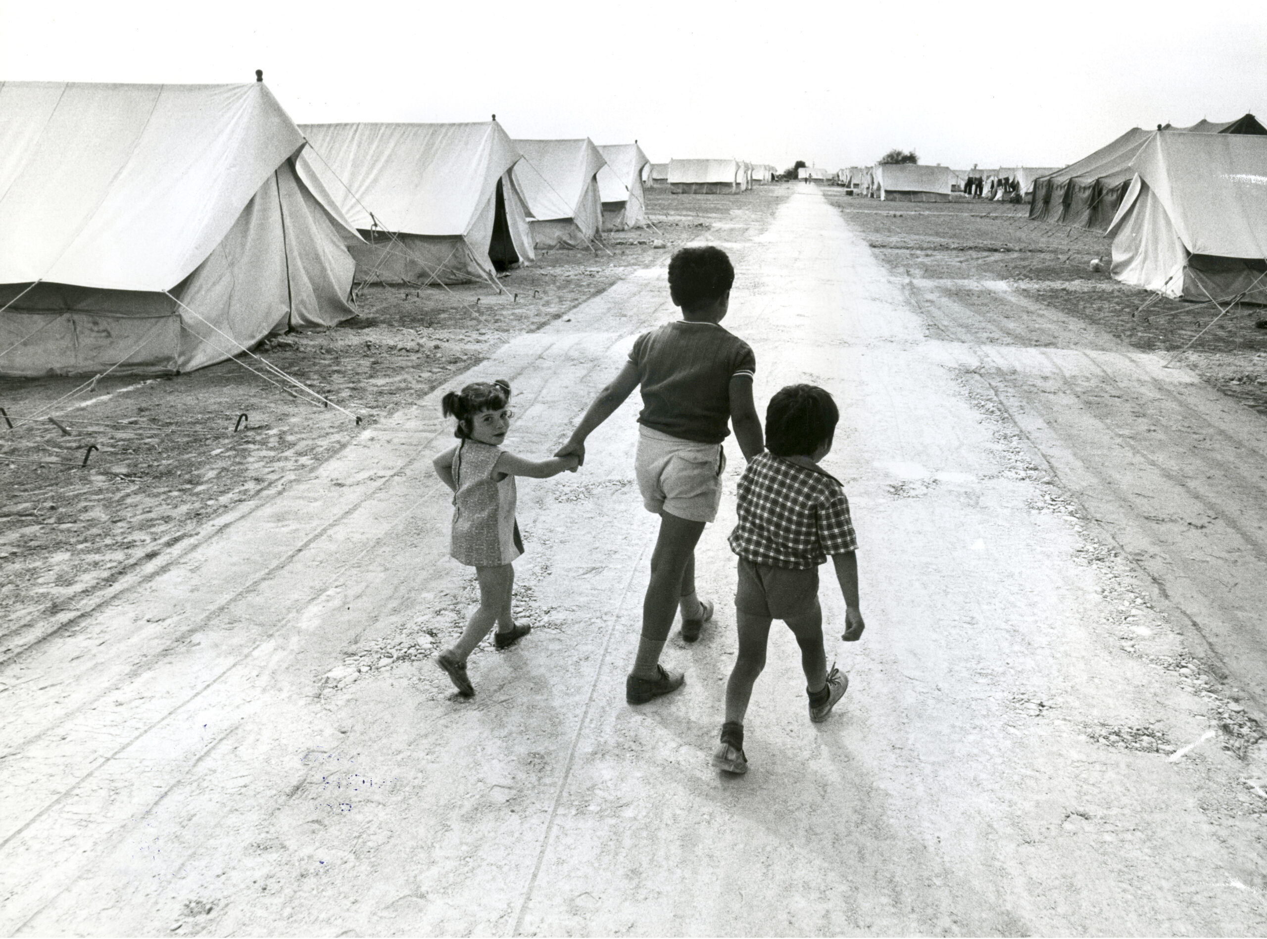 Chypre (1974) - Des Chypriotes grecs au camp de Strovolos. © UNHCR/Jean Mohr