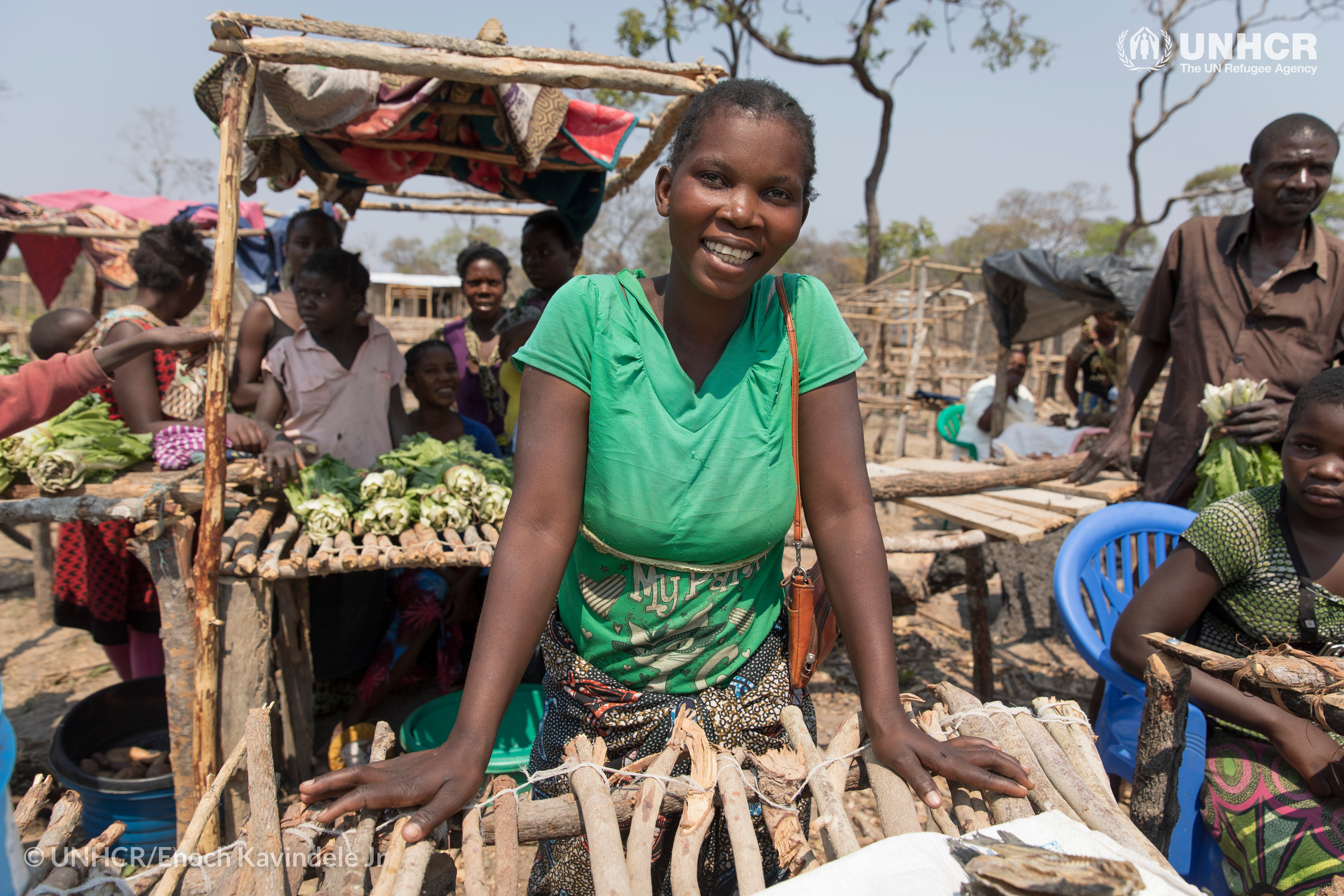 Bwalya, 28 ans, est une commerciale zambienne qui vient régulièrement à Mantapala pour y vendre du poisson. © UNHCR/Enoch Kavindele Jr