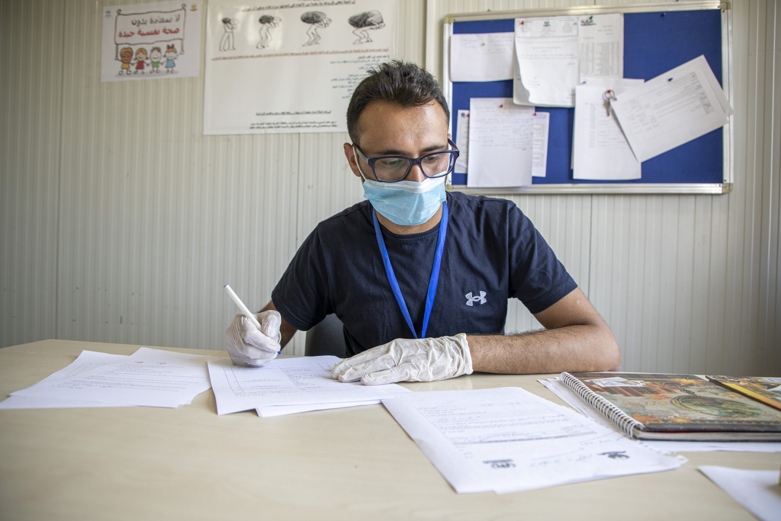 Kawa werkt als maatschappelijk werker mee aan de implementatie van het MHPSS-programma (geestelijke gezondheid en psychosociale ondersteuning) van UNHCR voor Syrische vluchtelingen in het kamp Domiz in Irak. © UNHCR/Rasheed Hussein Rasheed