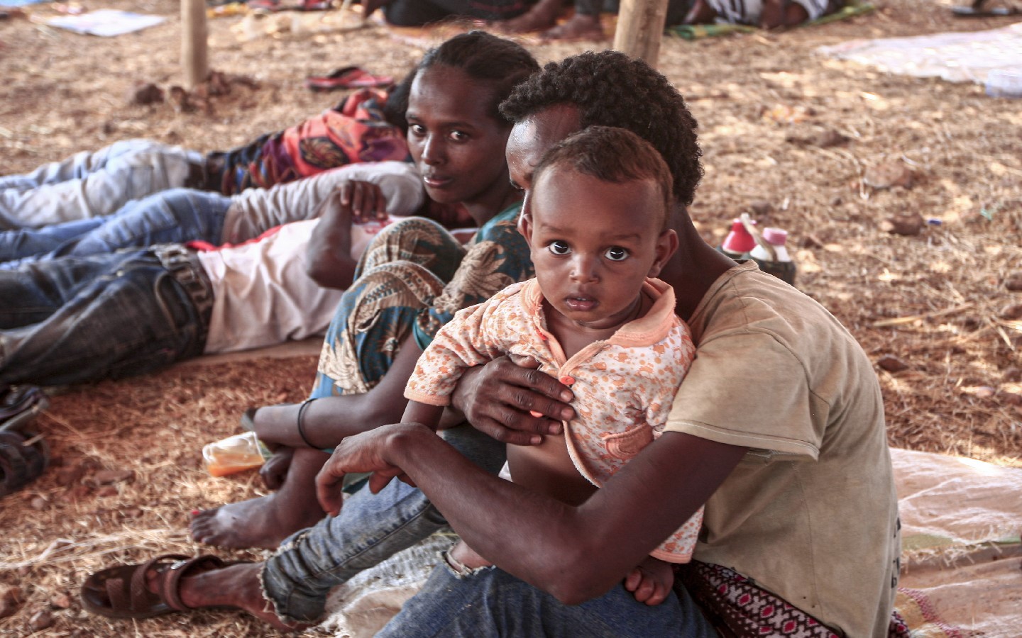 Ethiopische vluchtelingen, op de vlucht voor conflict in de Tigrayregio van het land, halen overlevingsmateriaal van een boot op de Tekezerivier nadat ze de grens zijn overgestoken naar Hamdayet, Soedan. © UNHCR/Hazim Elhag