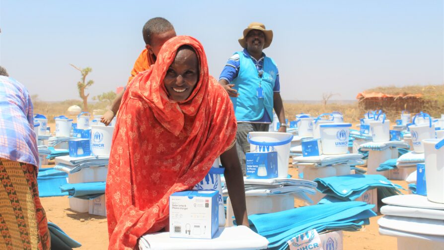 UNHCR heeft in 2021 aan meer dan 200 gezinnen op de vlucht in Ethiopië essentiële hulpgoederen uitgedeeld, zoals slaapmatten, dekens, emmers, jerrycans en lampen op zonne-energie. © UNHCR/Hanna Qassis