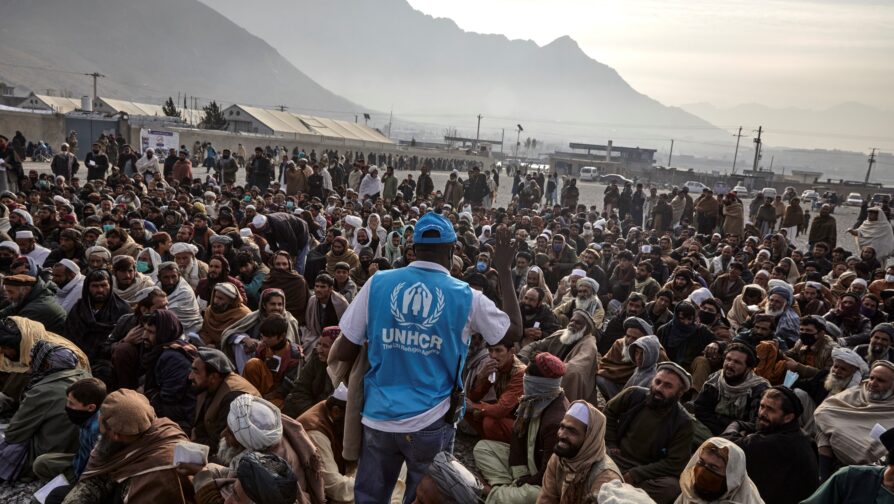 Een UNHCR-medewerker verstrekt cash bijstand aan gezinnen op de vlucht in Kabul, Afghanistan om hen in staat te stellen te kopen wat ze tijdens de winter het meest nodig hebben. © UNHCR/Andrew McConnell