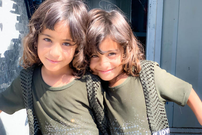 Safa et Marwa ont 6 ans. Elles vivent dans le camp de Baharka pour les Irakiens constraints de fuir à l'intérieur du pays. © UNHCR/Firas Al-Khateeb