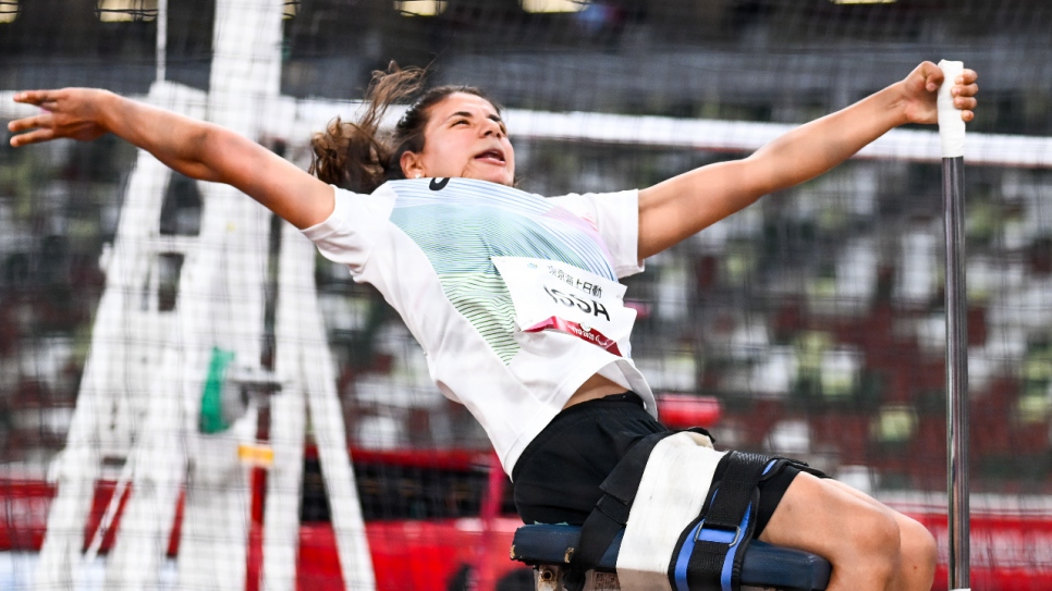 Alia Issa, première femme à rejoindre l'équipe paralympique des réfugiés, participe au lancer de massue féminin F32 au Stade national du Japon. 