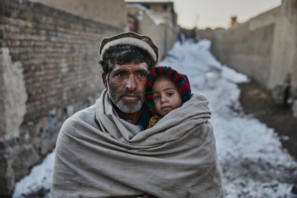 Rehman Gul* et sa fille de deux ans près de leur maison, dans la banlieue de Kaboul. La famille a fui Jalalabad il y a 10 ans à cause des combats (*Nom modifié à des fins de protection).  