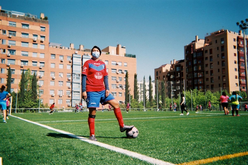 Une joueuse de l'équipe féminine de football du Club Fulanita de Tal à Madrid, en Espagne.  