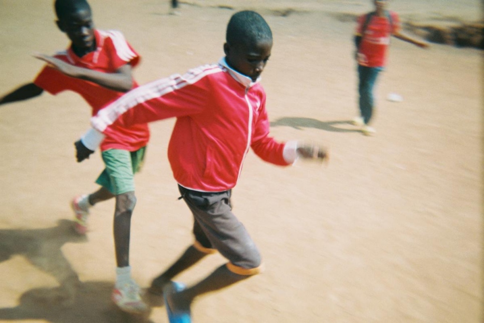 أطفال لاجئون من جمهورية إفريقيا الوسطى يلعبون في مباراة نظمتها منظمة Red Deporte غير الحكومية في مدرسة بينديا العامة في شرق الكاميرون.