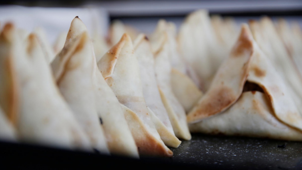 Des empanadas moyen-orientales préparées par Tony refroidissent après leur cuisson au four. 