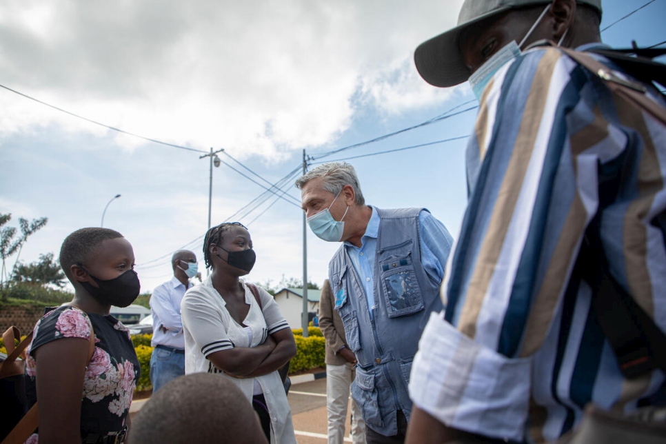 UN High Commissioner for Refugees Filippo Grandi talks with Donatien's family at the border crossing in Kirundo Province, Burundi. 