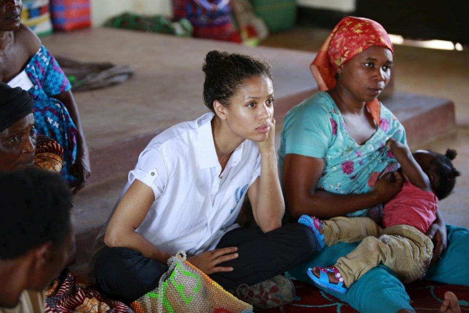 Gugu Mbatha-Raw au Centre pour les femmes dans le camp de réfugiés de Nakivale, en Ouganda, avec Sifa Semeki, une réfugiée. Mai 2019. 