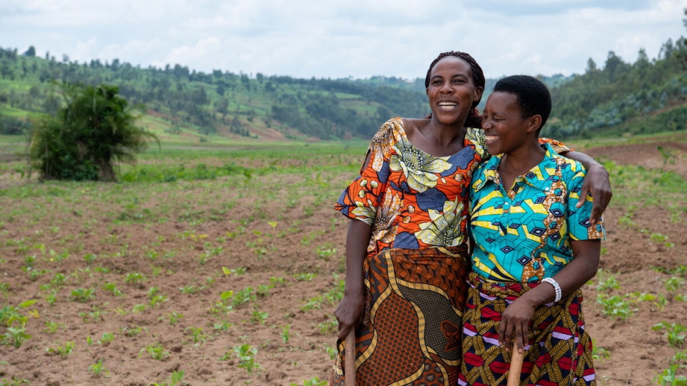 Clémentine, réfugiée congolaise (à gauche), et sa meilleure amie rwandaise Yasinne dans les champs du marais de Misizi au Rwanda. 