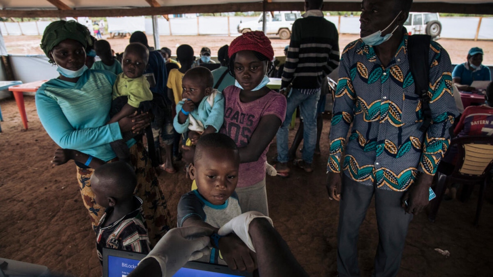 Une famille de réfugiés centrafricains attend de passer les formalités de sortie avant d'embarquer sur leur vol de retour.  