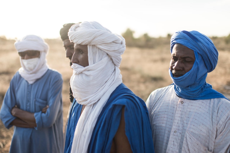 كرئيس لفرقة إطفاء اللاجئين، ينسق أحمد البخاري (في الوسط) بين اللاجئين المتطوعين لمحاربة حرائق الغابات في المنطقة المحيطة بمخيم أمبرة.