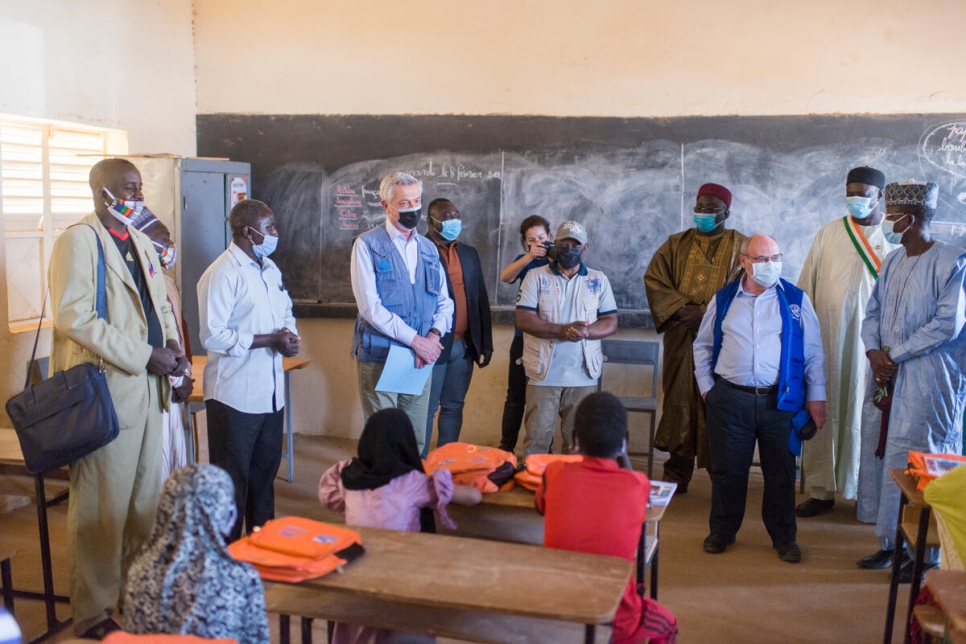 Le patron du HCR, Filippo Grandi (troisième depuis la gauche), et celui de l'OIM, António Vitorino (troisième depuis la droite), lors de la visite d'une école à Ouallam, au Niger.  

