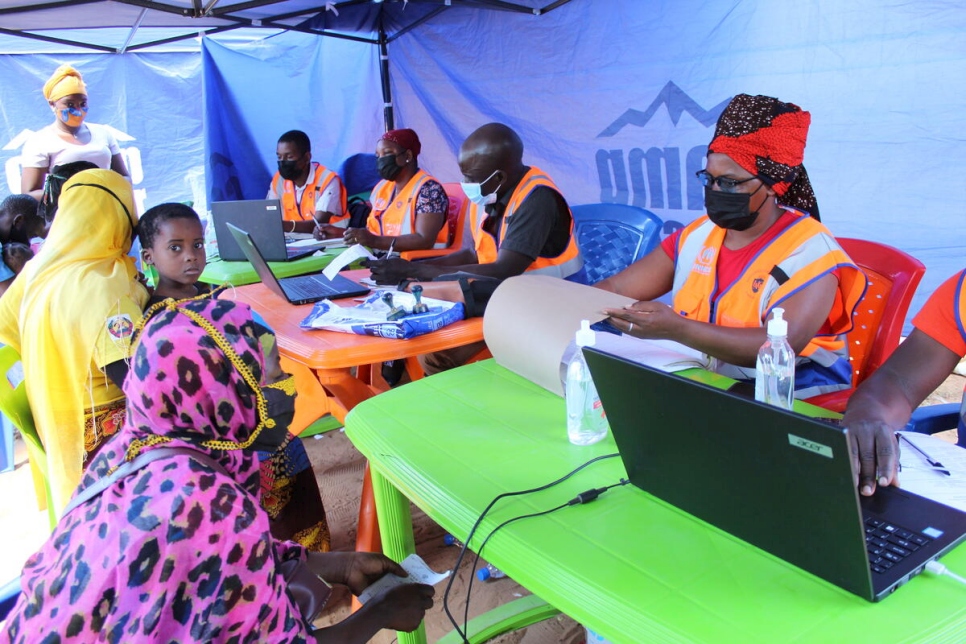 Des conseillers juridiques recueillent des renseignements auprès des personnes déplacées pour leur faire délivrer de nouvelles cartes d'identité à Cabo Delgado, Mozambique.