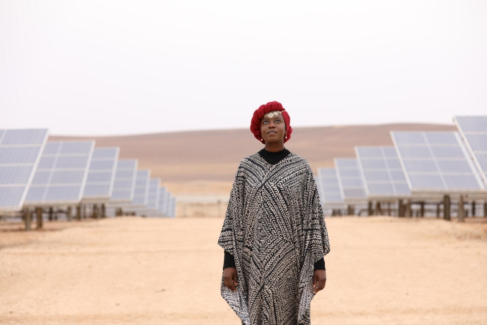 L'ambassadrice de bonne volonté du HCR Emtithal (Emi) Mahmoud sur le site de la centrale solaire du camp de réfugiés d'Azraq, en Jordanie.  