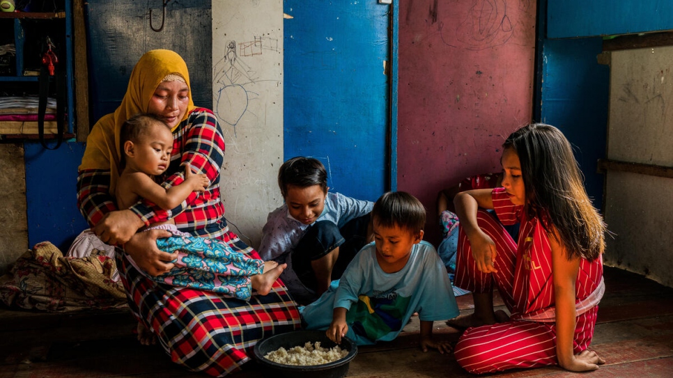 Almalyn Akmad (portant un foulard jaune) partage un plat traditionnel Sama Bajau avec ses enfants dans sa maison à Kasanyangan, village proche de la ville de Zamboanga, aux Philippines.  