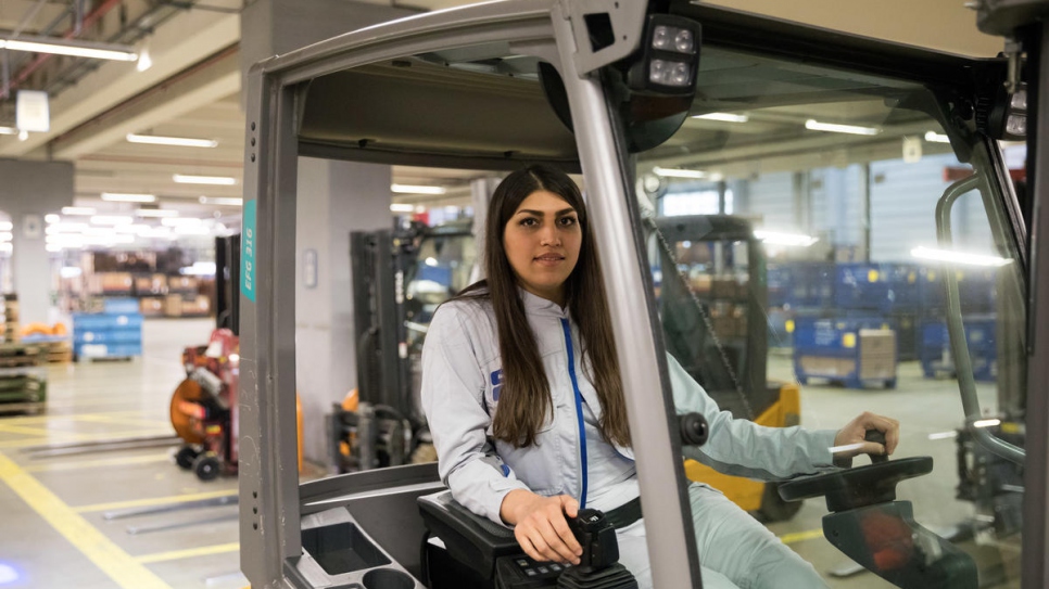 Mastura au travail au centre logistique Volkswagen de Baunatal, en Allemagne. 