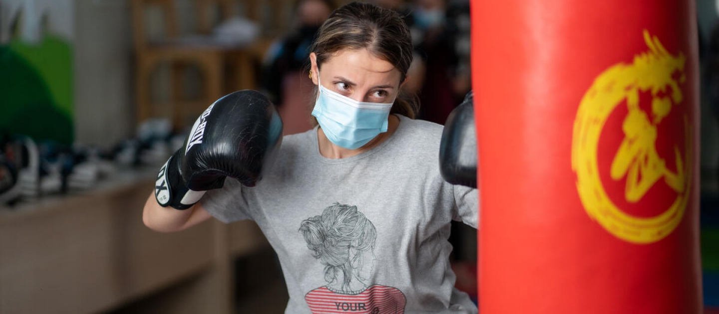 El programa "Hermana de boxeo" ayuda a mujeres y niñas desplazadas a "golpear su sufrimiento y su dolor para deshacerse de ellos".