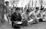 Estas son algunas de las personas refugiadas provenientes de Bután que permanecieron en siete campamentos al este de Nepal. La fotografía se tomó en 1992, pero el programa de reasentamiento inició a finales de 2007. Hacia el cierre de 2010, 40.000 personas refugiadas habían sido reasentadas.