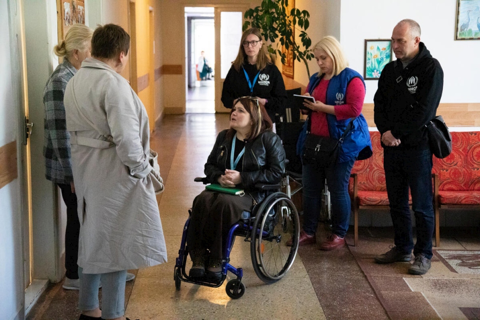 Tetiana Barantsova y personal de ACNUR visitan el Centro Oblast para la Rehabilitación Compleja de Personas con Discapacidad en el pueblo de Velykyi Bereznyi, en la región ucraniana de Zakarpattia.