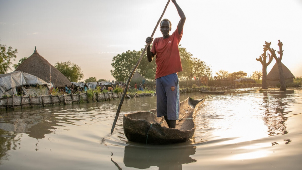 James Kai, un exagricultor desplazado por las inundaciones, rema con su canoa desde su casa en Old Fangak hacia el mercado.