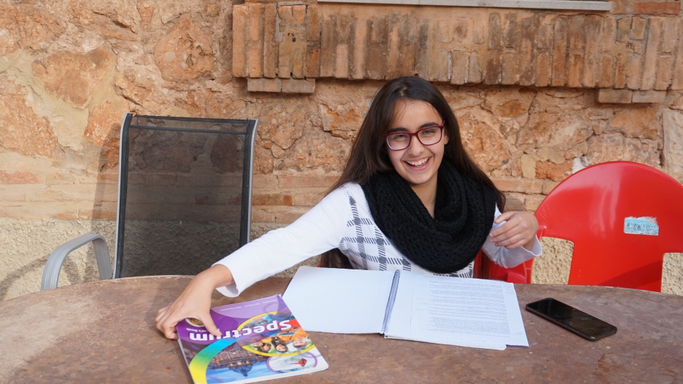 Kawthar, refugiada siria de 15 años, estudia en su casa de Alaquàs, Valencia. 