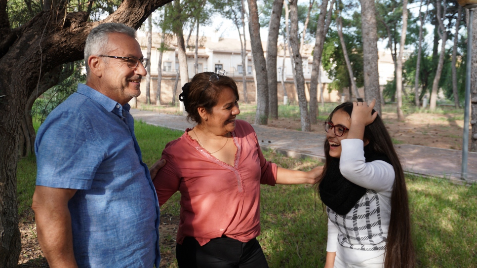 Kawthar, refugiada siria de 15 años, bromea con los voluntarios Mónica y Agustín, cerca de su casa de Alaquàs, Valencia