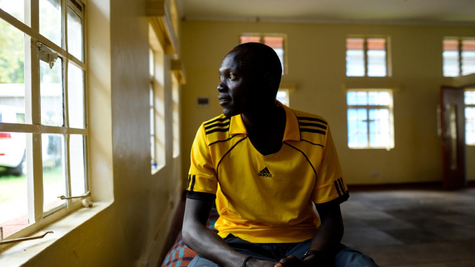 El refugiado sursudanés y corredor de media distancia Paulo Amotun Lokoro, de 29 años, sentado en una habitación del campo de entrenamiento cerca de Nairobi, Kenia. 