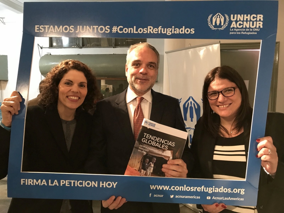 Kylie Alcoba Wright, funcionaria del ACNUR, Emb. José Luis Cancela, Ministro Interino de Relaciones Exteriores de Uruguay y Gabriela Cortina, coordinadora de SEDHU, agencia implementadora del ACNUR.