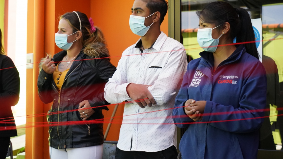 Parte del equipo de la Fundación Scalabrini, agencia socia del ACNUR en Bolivia, junto a personas refugiadas y mirantes emprendedoras durante un ejercicio y dinámica de presentación.