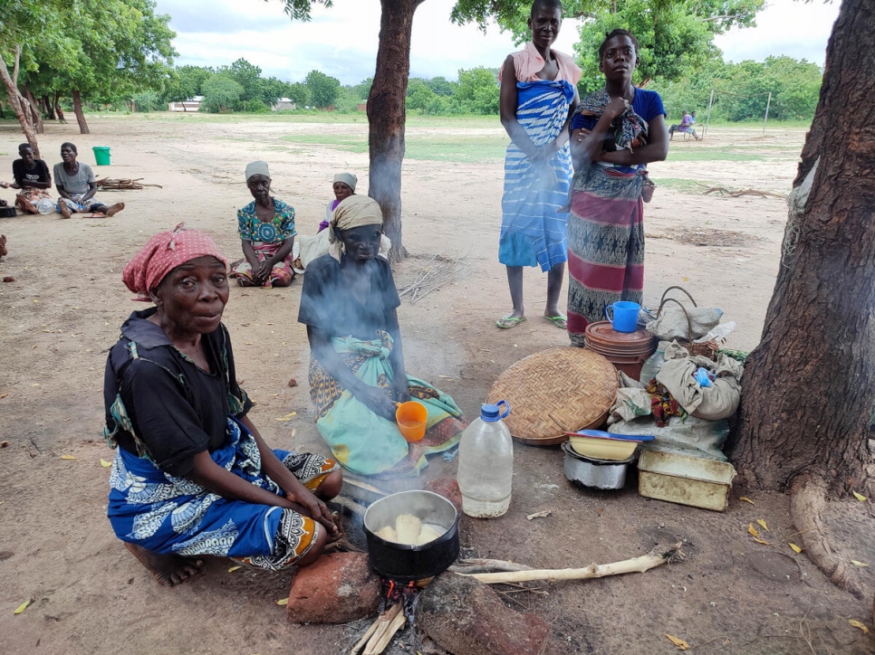 Edesi Waiti, de 70 años, cocina yuca frente a la escuela primaria de Marka, en el distrito de Nsanje, en Malawi, donde ella y sus nietos buscaron seguridad después de que la tormenta tropical Ana destruyera su casa.