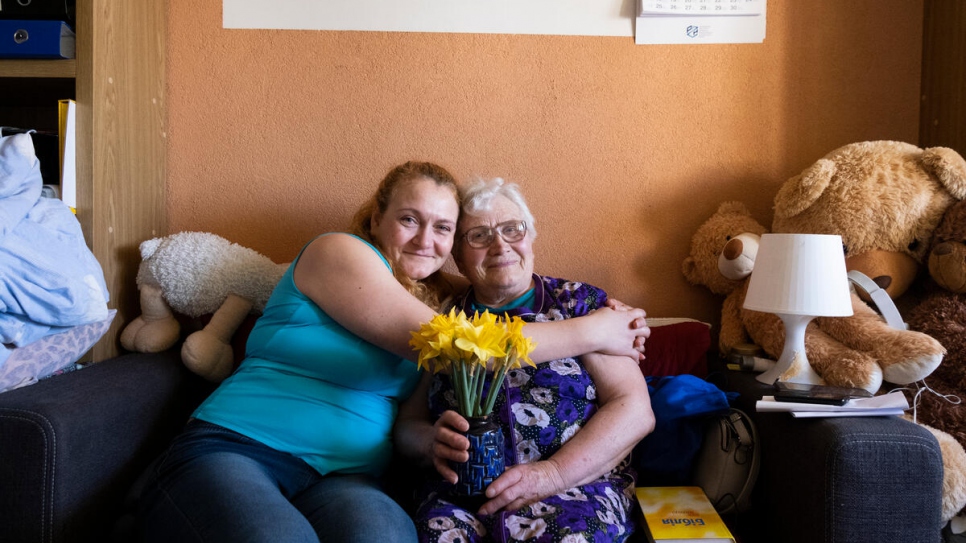 Madre e hija usarán la ayuda en efectivo para comprar muletas y otros artículos médicos para Luba.