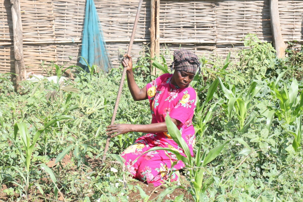 Regina Ochala, de 42 años, trabaja en su huerta en Juba, Sudán del Sur, a donde retornó en julio de 2021 después de dos décadas de desplazamiento en Sudán.