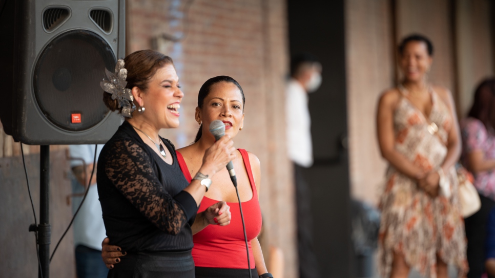 Dos mujeres venezolanas unidas por su pasión por el tango presentaron un show al ritmo del 2 x 4 y también ofrecieron un taller para principiantes.