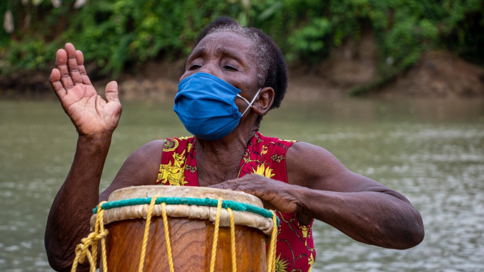 La integrante de Tía Gachita, Rosa Preciado Mina, toca un tambor en la orilla del río cerca de Calderón, en San Lorenzo, Ecuador.