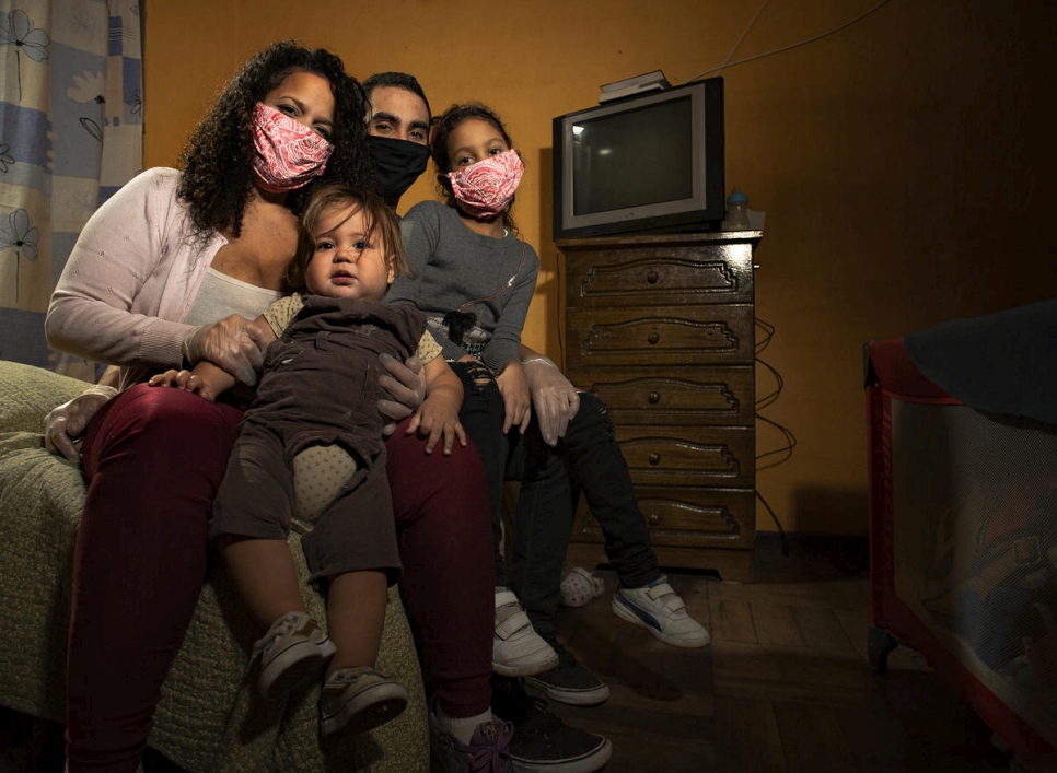 Una familia venezolana desplazada que perdió sus ingresos durante la COVID-19 en su casa en Santiago, Chile, en mayo de 2020. 