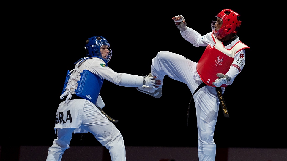 Parfait Hakizimana (derecha) compite en los octavos de final de taekwondo K44 masculino de 61 kg en el pabellón B del Makuhari Messe, Tokio.