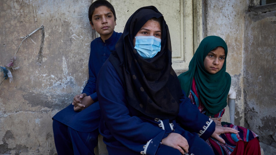 Farishta junto a su hija Rehana y su hijo Aslam. ACNUR/Andrew McConnell